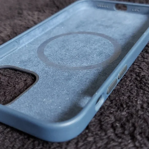 Genuine Apple Blue iPhone 12/12 Pro MagSafe Silicone Case Deep Navy. - Picture 9 of 10